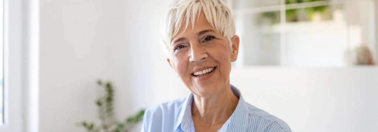 Senior à domicile avec dispositif de téléassistance pour illustrer Moby Téléassistance devient Sérénitis Téléassistance