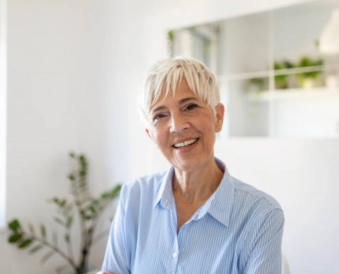 Senior à domicile avec dispositif de téléassistance pour illustrer Moby Téléassistance devient Sérénitis Téléassistance