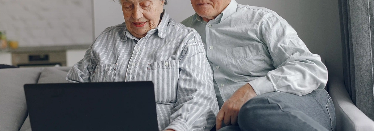 Comment choisir un service de téléassistance senior à domicile et à l'extérieur