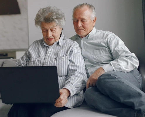 Comment choisir un service de téléassistance senior à domicile et à l'extérieur