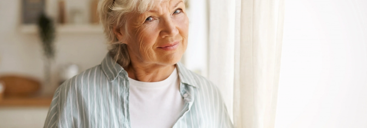 Senior à domicile utilisant un service de téléassistance pour vivre en sécurité