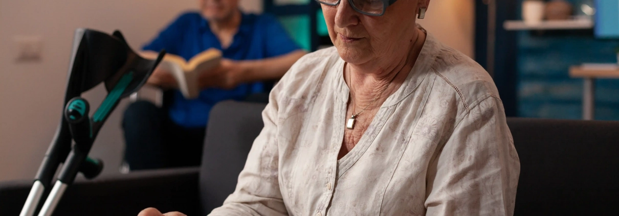 Senior réalisant un bilan de santé après 60 ans avec un professionnel de santé