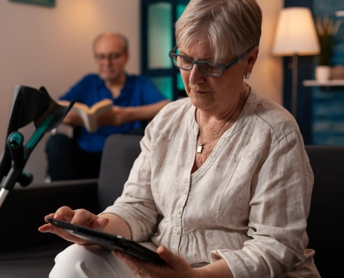 Senior réalisant un bilan de santé après 60 ans avec un professionnel de santé