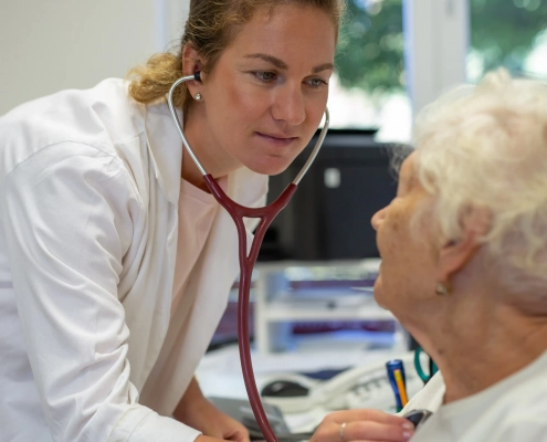 Senior échangeant avec un professionnel de santé sur la prévention et le dépistage du cancer