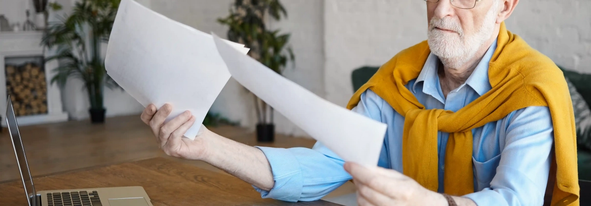 Personne âgée découvrant les conditions de l’allocation de solidarité aux personnes âgées ASPA