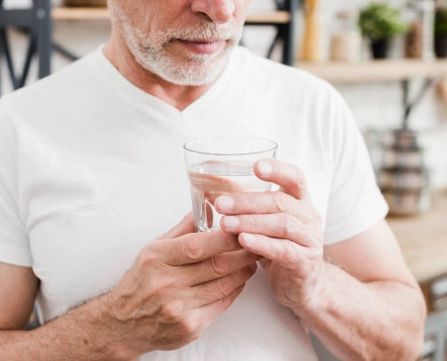 ydratation senior : bienfaits de boire différentes eaux après 60 ans