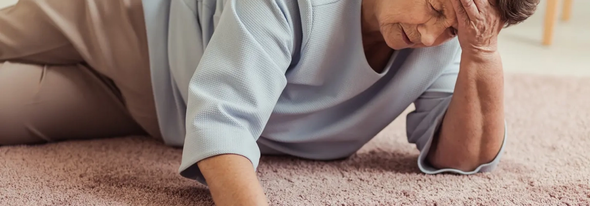 personne âgée reste au sol aide domicile chute senior sécurité