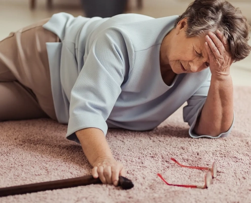 personne âgée reste au sol aide domicile chute senior sécurité