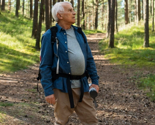 Senior pratiquant une activité physique douce pour rester en forme après 60 ans