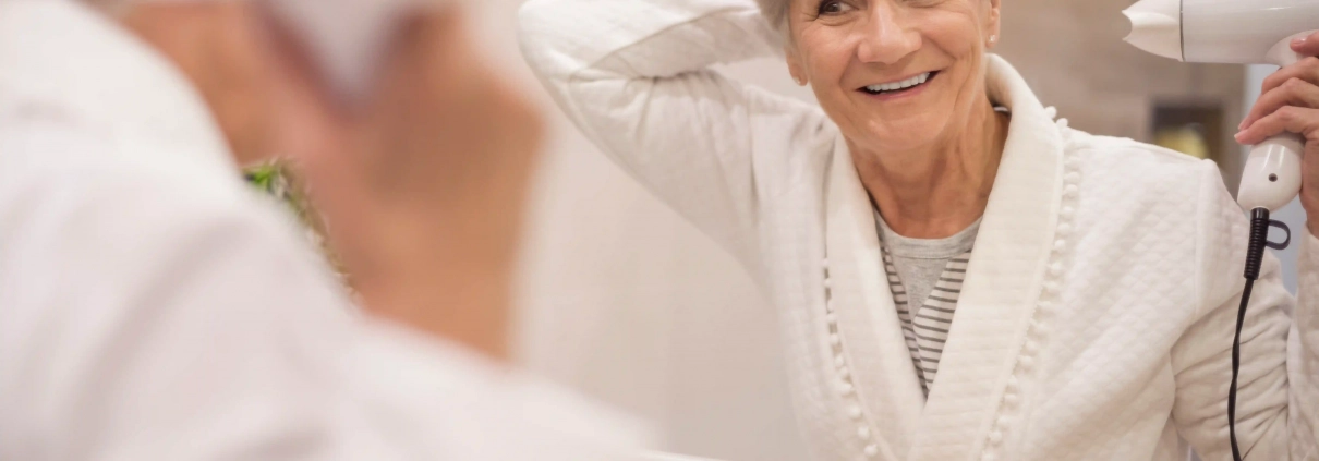 Senior dans un logement adapté et sécurisé pour bien vieillir à domicile