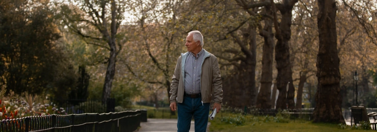 Senior pratiquant une activité douce pour soulager l’arthrose sans médicaments