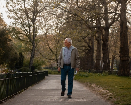 Senior pratiquant une activité douce pour soulager l’arthrose sans médicaments