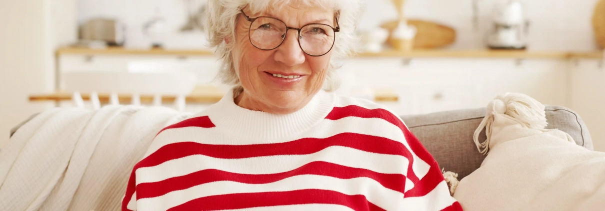 Senior à domicile utilisant un système d’alarme pour plus de sécurité