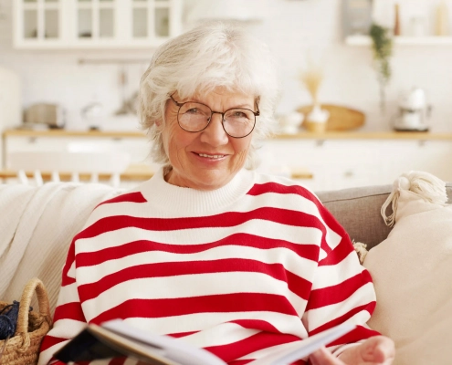 Senior à domicile utilisant un système d’alarme pour plus de sécurité