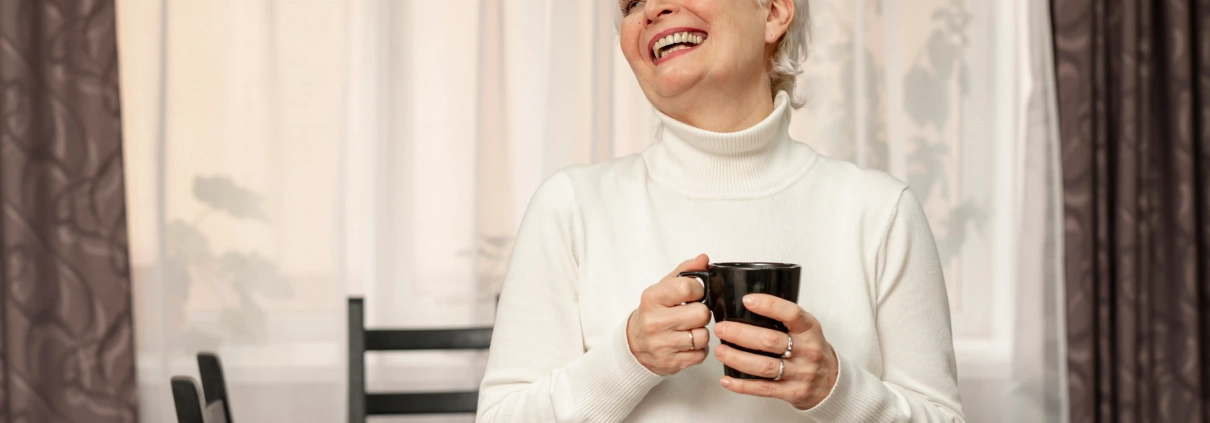 Senior autonome à domicile dans un logement sécurisé et adapté