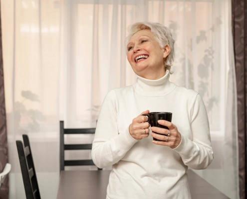 Senior autonome à domicile dans un logement sécurisé et adapté