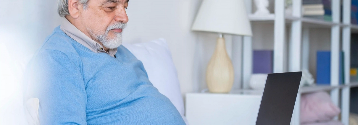 Senior vigilant avant de partager des informations personnelles en ligne