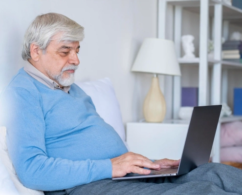 Senior vigilant avant de partager des informations personnelles en ligne