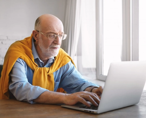 Senior utilisant un ordinateur portable en toute sécurité à domicile