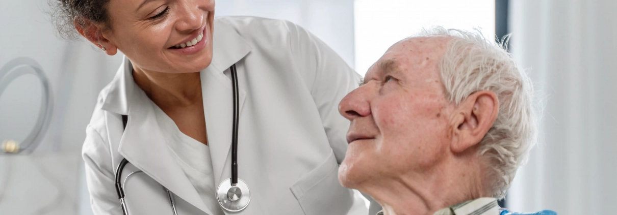 Médecin expliquant la prévention de maladies infectieuses à une personne âgée