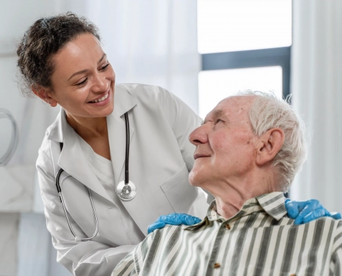 Médecin expliquant la prévention de maladies infectieuses à une personne âgée