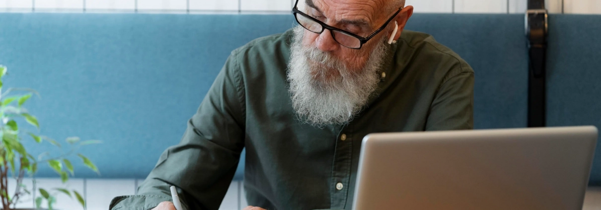 Senior créant un mot de passe sécurisé sur ordinateur à domicile