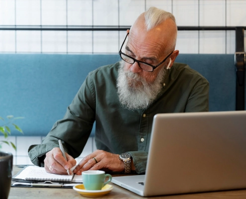 Senior créant un mot de passe sécurisé sur ordinateur à domicile