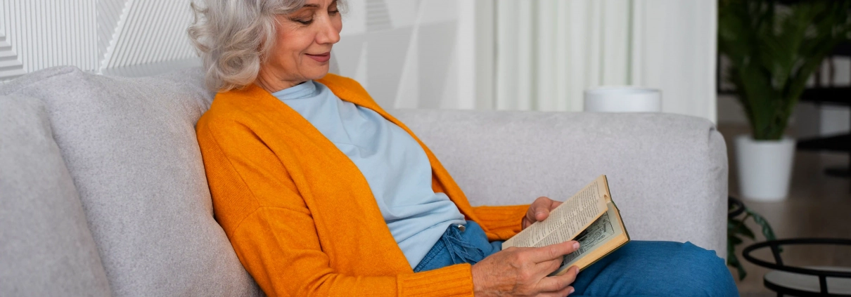 Senior à domicile avec téléassistance pour plus de sécurité et de sérénité