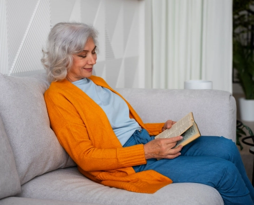 Senior à domicile avec téléassistance pour plus de sécurité et de sérénité