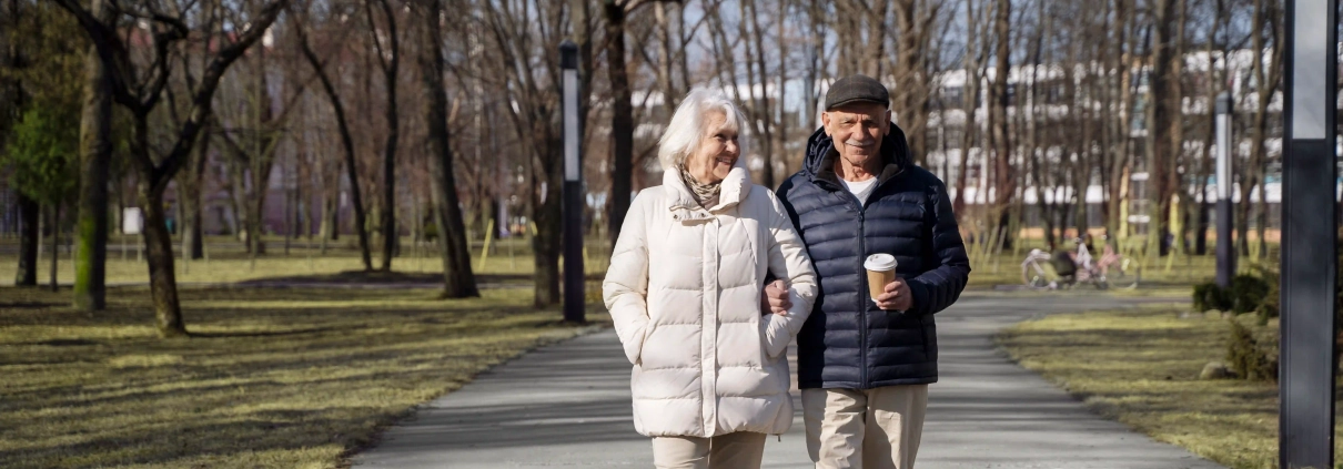 Senior accompagné d’un proche pour repérer les premiers signes de la maladie d’Alzheimer