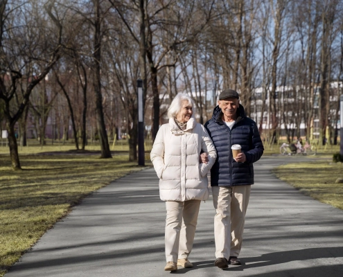 Senior accompagné d’un proche pour repérer les premiers signes de la maladie d’Alzheimer