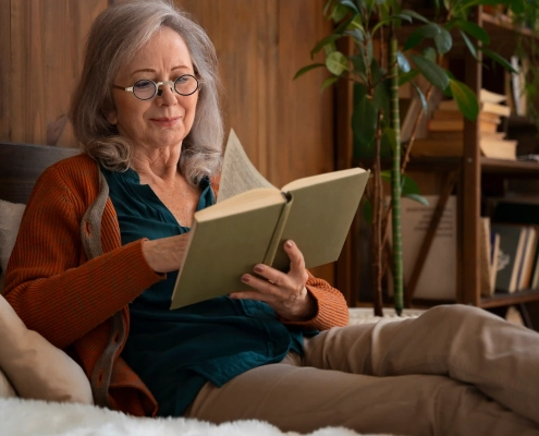 Senior stimulant sa mémoire à domicile grâce à une activité cognitive