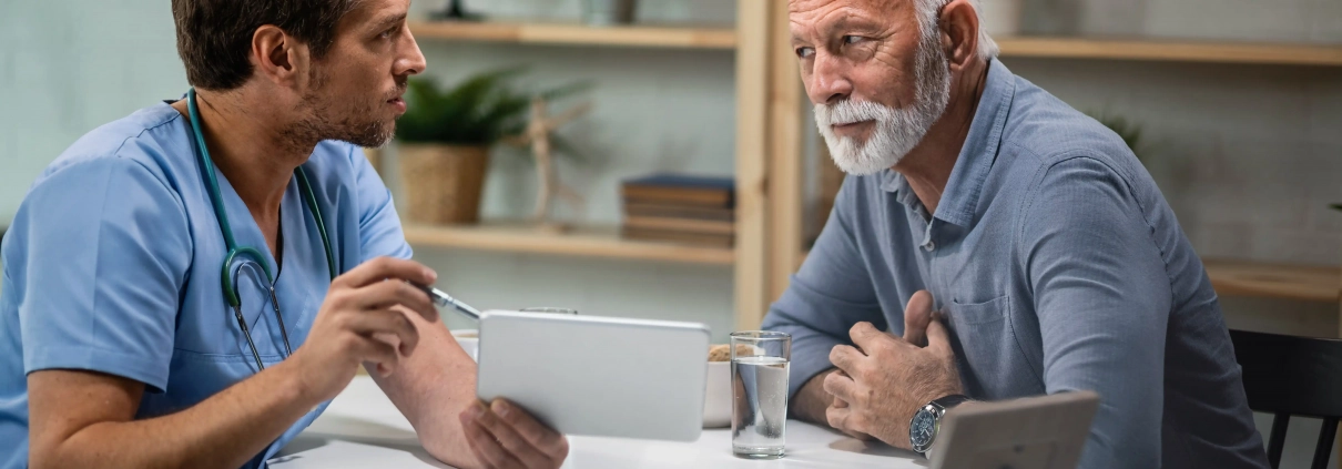 Senior présentant des signes d’AVC accompagné par un proche réagissant rapidement