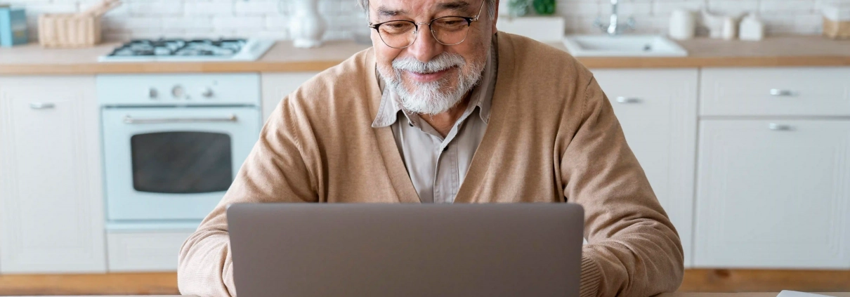 Senior vérifiant si un site web est fiable avant de cliquer