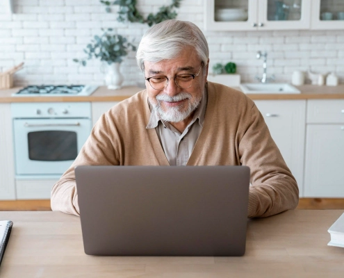 Senior vérifiant si un site web est fiable avant de cliquer