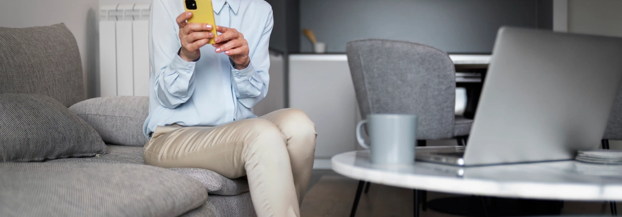 Senior à domicile avec téléassistance et équipements connectés pour plus de sécurité