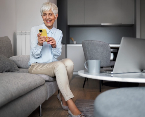 Senior à domicile avec téléassistance et équipements connectés pour plus de sécurité