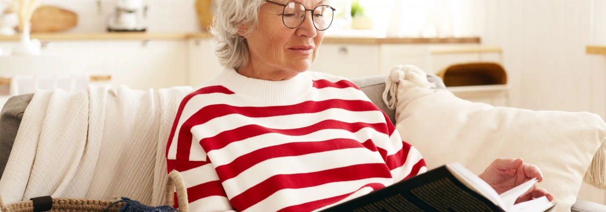 Senior à domicile avec téléassistance pour illustrer les aides et le coût réel du service