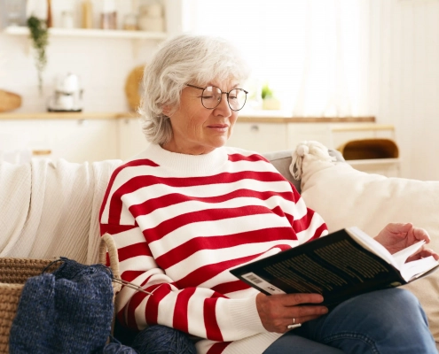 Senior à domicile avec téléassistance pour illustrer les aides et le coût réel du service