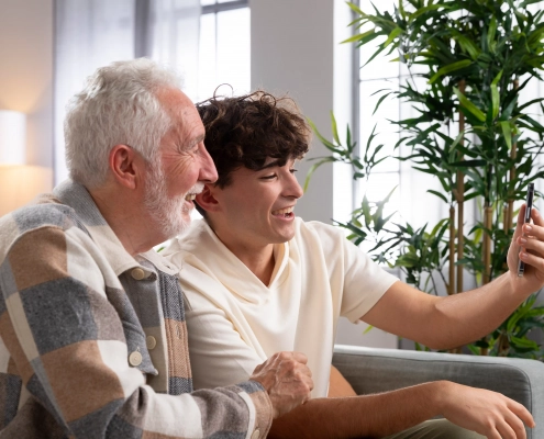 Téléassistance senior à domicile : aides, APA et remboursement