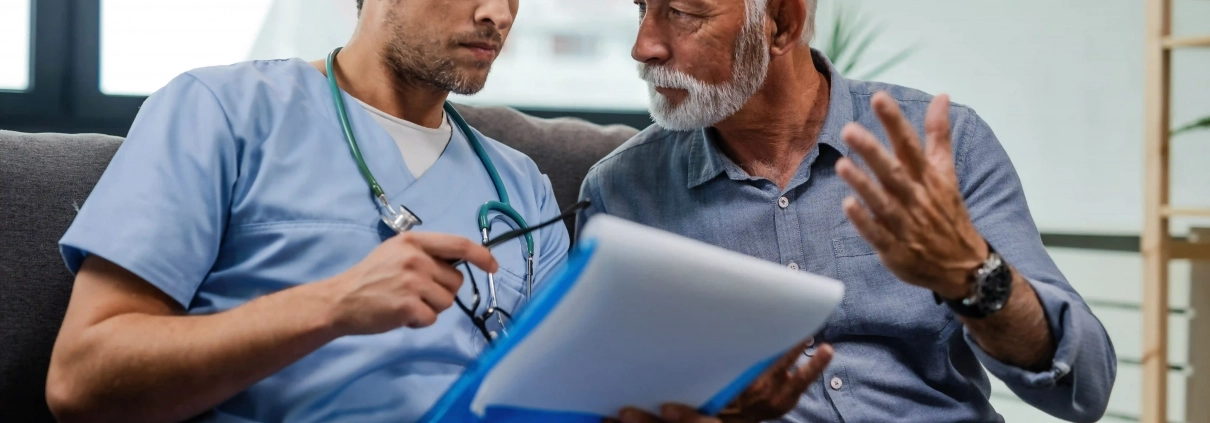 Senior échangeant avec un proche au sujet de troubles de la mémoire