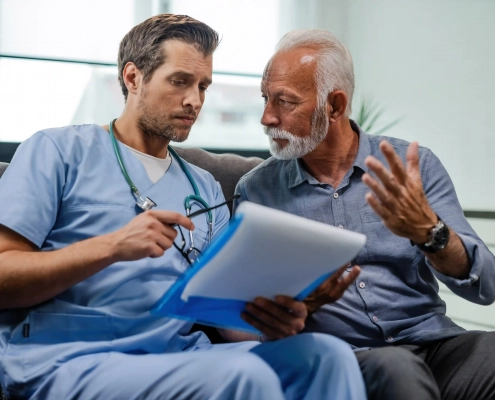 Senior échangeant avec un proche au sujet de troubles de la mémoire