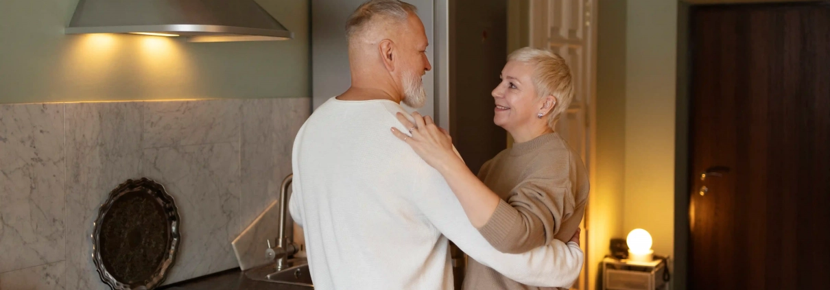 Senior dans un logement adapté avec aide pour financer l’aménagement du domicile