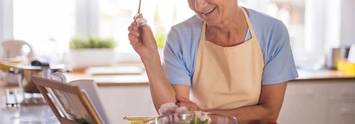 Senior préparant une alimentation équilibrée pour préserver sa santé