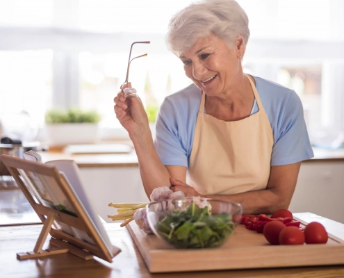 Senior préparant une alimentation équilibrée pour préserver sa santé