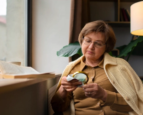 Senior et proche comparant une solution de téléassistance à domicile