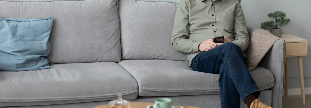 Senior avec une alarme pour personnes âgées à domicile