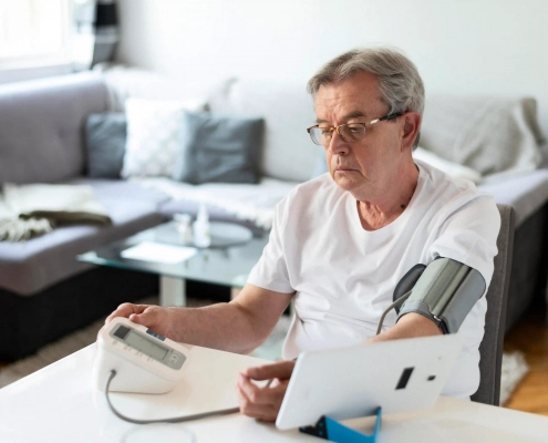 Senior vivant avec le diabète et l’hypertension à domicile