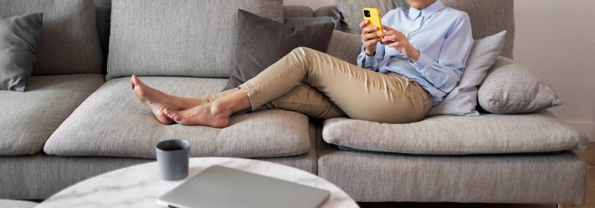 Senior à domicile avec dispositif de téléassistance et logement sécurisé