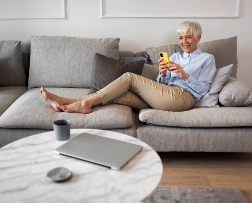 Senior à domicile avec dispositif de téléassistance et logement sécurisé